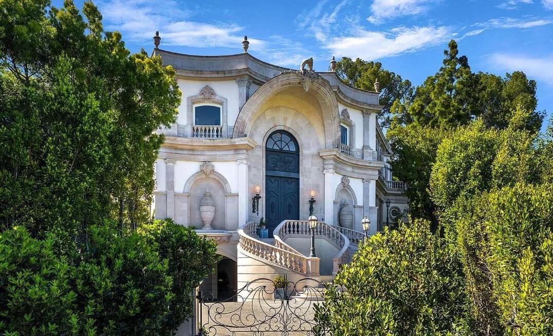 Sophisticated Estate In Beverly Hills